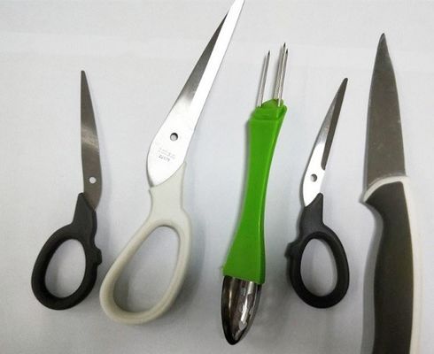 Máquina de moldagem por injecção de mesa rotativa vertical de 120 toneladas para alça de tesoura