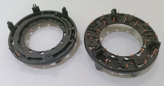 Máquina de moldagem por injecção de mesa rotativa vertical utilizada para suportes de lâmpadas de faróis de automóveis