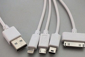 Máquina de moldagem por injecção de plástico vertical de 25 toneladas para cabo USB