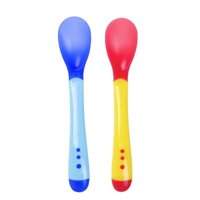 Máquina de moldagem por injecção vertical de duas cores de 160 toneladas para fabricação de utensílios de mesa para crianças