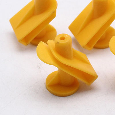 Clips de montagem de carroçaria do veículo fabricados por máquina de moldagem por injecção vertical de slide único