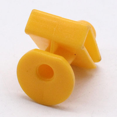 Clips de montagem de carroçaria do veículo fabricados por máquina de moldagem por injecção vertical de slide único