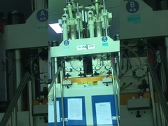 Máquina de moldagem por injecção vertical de duas cores de 120 toneladas utilizada para conchas de brinquedos de duas cores